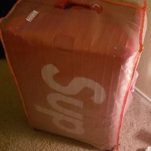 Supreme  louis Vuitton  82 L suitcase